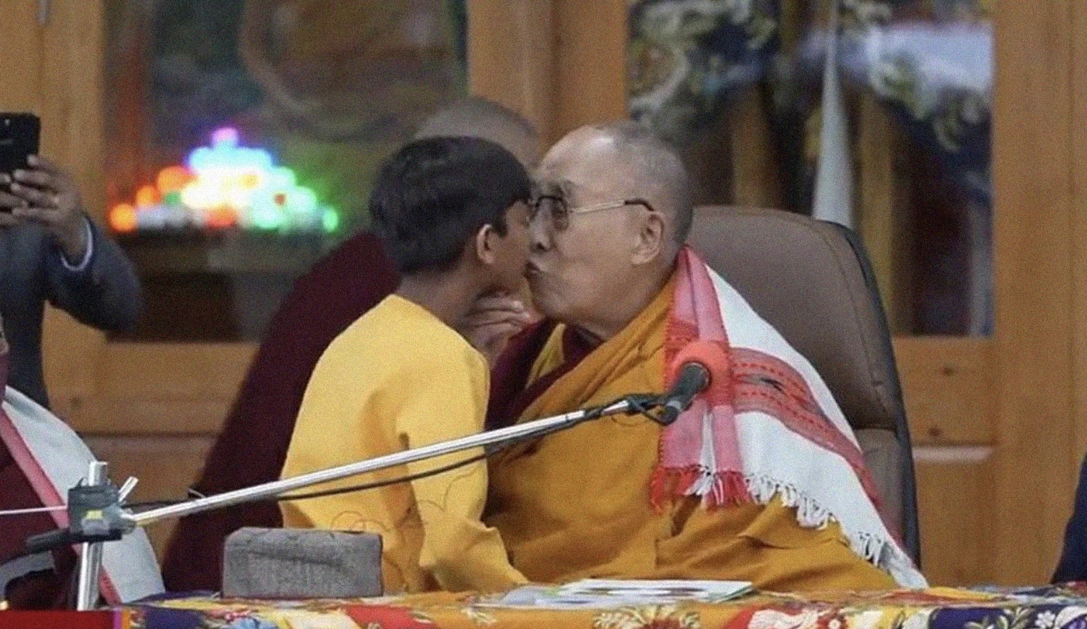 Dalai Lama pide disculpa por pedir a un niño le chupe la lengua JANCAVACS